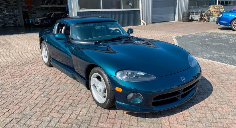 8 literes V10-zel vár gazdára egy alig használt 31 éves Dodge Viper