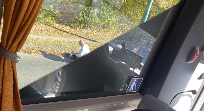 Az út szélén feküdt, magatehetetlenül, de a hősies segítség életet mentett