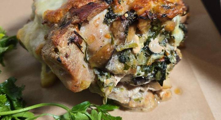 Szaftos és ízletes sajtos-gombás sertéskaraj: egyszerűen készül