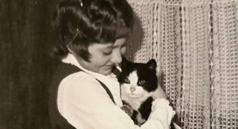 Felismered a cicát ölelő kislányt? A 63 éves énekesnőt az egész ország imádja