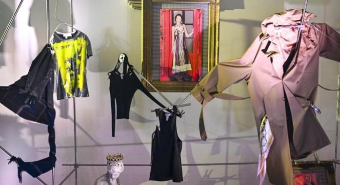 A GLENN MARTENS H&M ESEMÉNY LÁNGRA LOBBANTOTTA VARSÓT NYERS, BRIT EXCENTERIKUS STÍLUSÁVAL