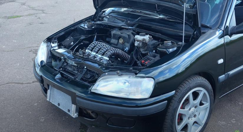 Őrült házasság a Peugeot 106 és egy superbike találkozása