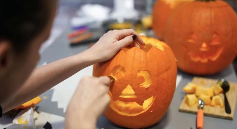 Temetőbe mész a hétvégén? Vagy moziba rettegni? Sírkerti nyitvatartások, tippek Halloweenre s más érdekes programok