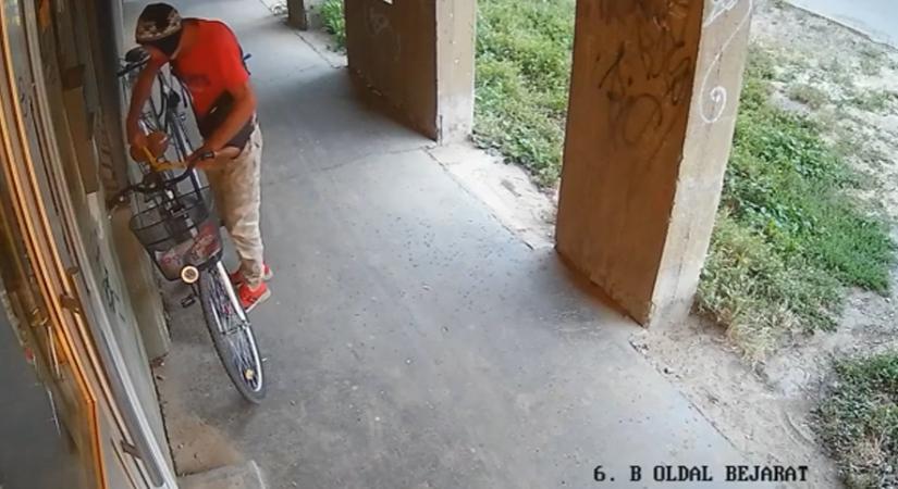 Videó – Végignézhetjük, hogy lopott el egy kerékpárt egy férfi Debrecenben
