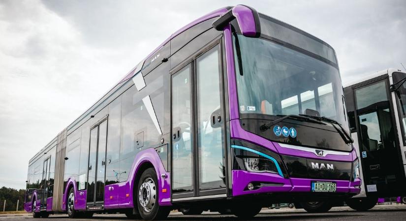 Mindenszentek és halottak napja: sűrűbben járnak a buszok a temetők felé