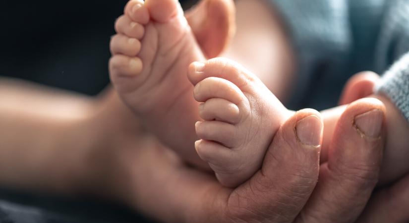 Tovább csökkent a születések száma, de a halálozások is mérséklődtek – derül ki a KSH adataiból