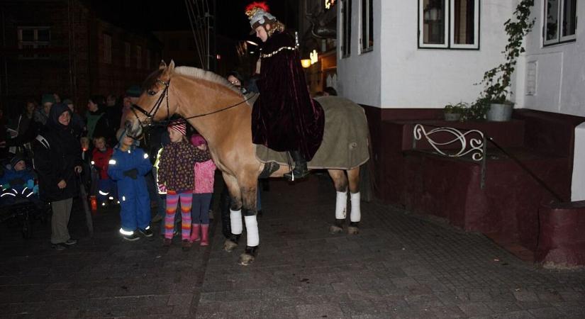 Libás mulatság lesz a kastélyban