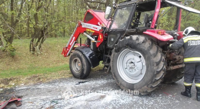 Felborult egy traktor Hajdúhadháznál
