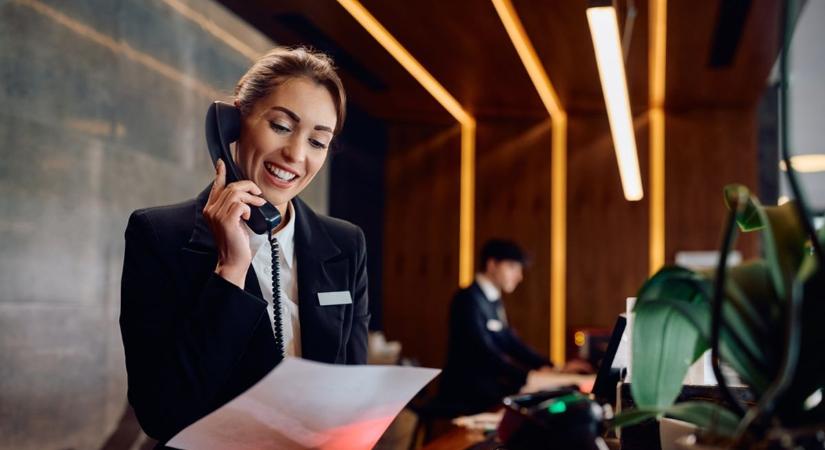 Luxushotelben dolgozott, közben vendégeket és főnökét is átverte – milliókat csalt ki a „wellnessmenedzser”