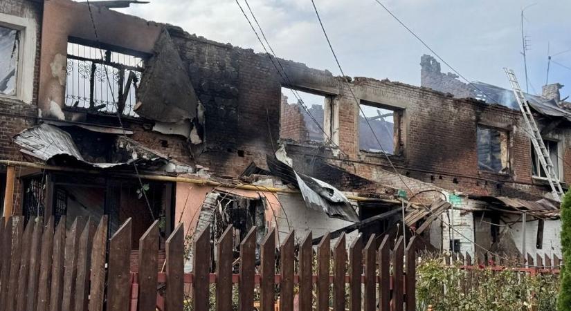 Megindultak az oroszok az ukrán nagyvárosok felé: a lakóépületeket sem kímélik