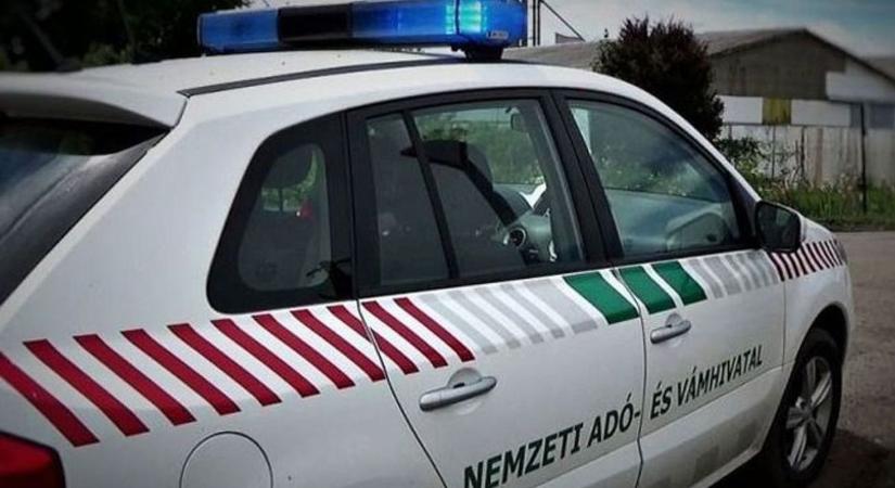 A NAV megkopogtatta a kisbuszt az M5-ösön: nem akarták elhinni, mi volt a kárpit mögött – videó