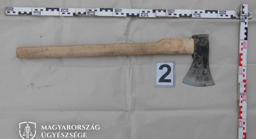 Fejszével indult behajtani a tartozást