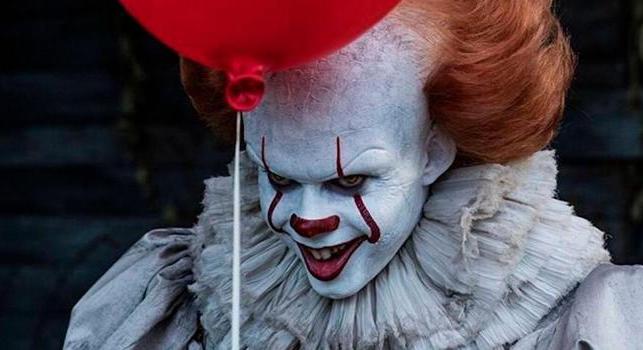 Pennywise is elégedetten vigyorog, őrületes nézettséggel rajtolt el az It: Welcome to Derry sorozat