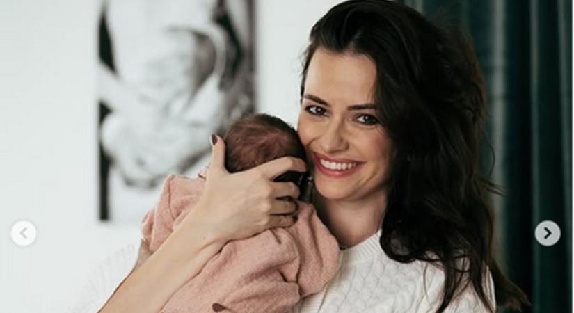 Lola kislányának első fotója: tündéri a karjában