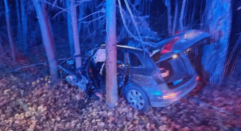 TRAGÉDIA: Meghalt egy nő, miután autójával szemből egy kamionnak ütközött