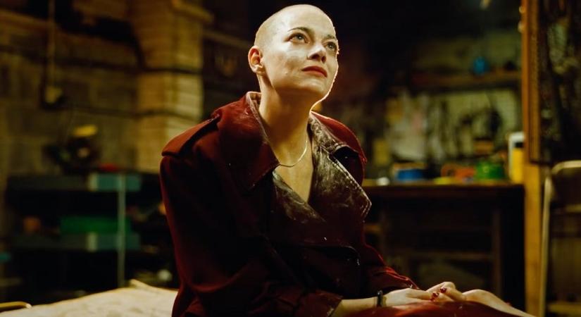 Bugonia kritika – A kopasz Emma Stone ufós(?) filmjénél nyomasztóbbat már régen láttunk