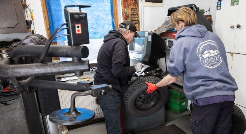 Négy tenyéren van az életünk – Nem mindegy, hogy téli gumin vagy négyévszakos gumin gurulunk (galéria)