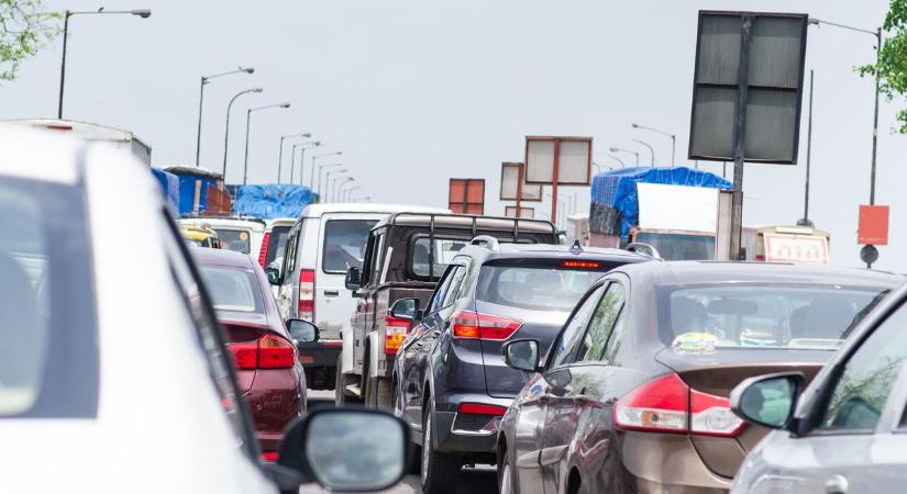 Ez nem személyes használatra volt! Közel húszezer szál cigarettát találtak az autójukban