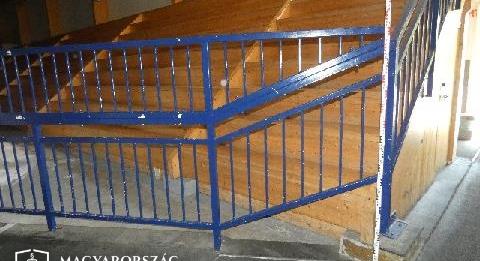 A nézőtéri korlát sem tartotta vissza a felbőszült apát