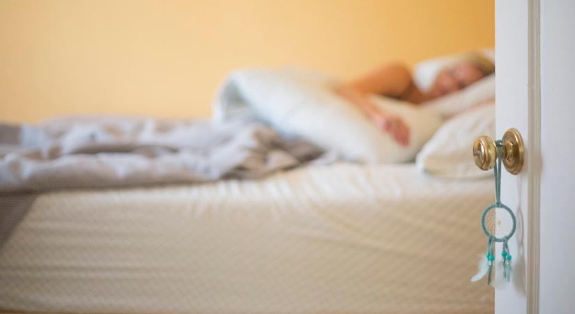Nyitott vagy csukott ajtónál alszol? Ezt árulja el rólad a pszichológia szerint
