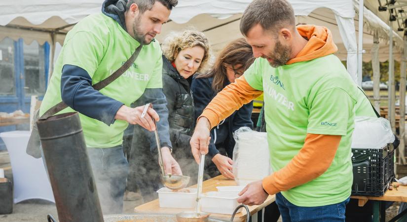 A Bunge önkéntesei „kéz a kézben” tesznek az élelmezésbiztonságért a 2025-ös Élelmezési Világnap alkalmából