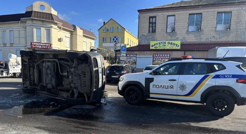 Férfiak tömege támadta meg az odesszai TCK munkatársait – megrongáltak egy mikrobuszt, sérültek is vannak