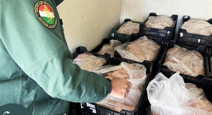 Több mint 800 kilogramm romlott csirkehúst találtak egy szlovák kisteherautóban