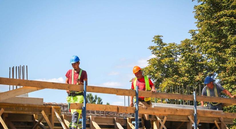 Ellenőrzik az építkezéseket és az építőanyag-kereskedőket