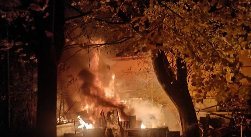 Brutális fotókon az esti tűz, ennyi maradt a debreceni vendéglátóhely udvarából – fotókkal