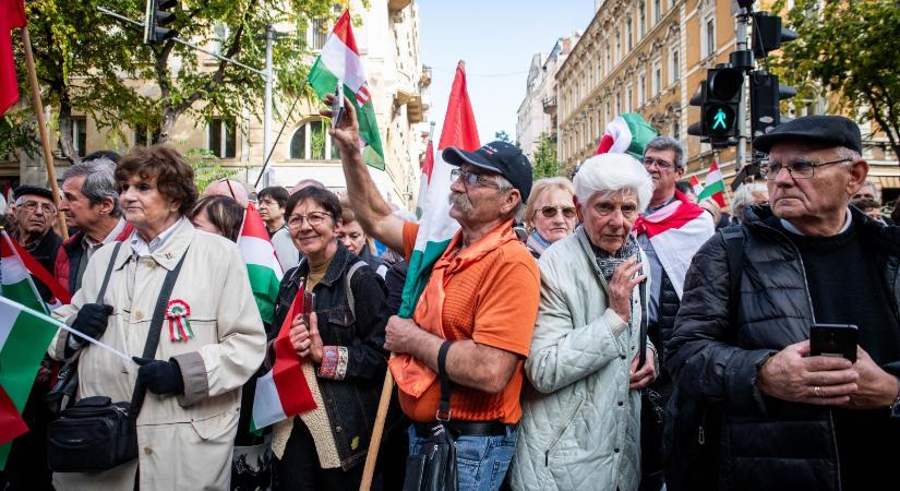 Kutatók vizsgálódtak a tömegben október 23-án, a békemenetesek 62 százaléka, a Nemzeti Menet résztvevőinek 52 százaléka állította, hogy nagyon érdekli a politika