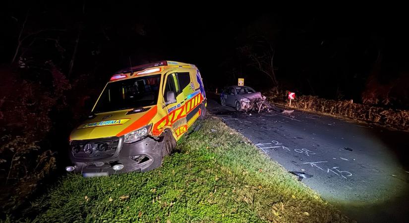 Borzasztó: kiderült, kit szállított a mentő, amikor frontálisan ütközött Debrecennél – fotókkal