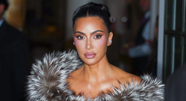 Kim Kardashian ismét tátott szájjal rohant bele abba a bizonyos erdőbe