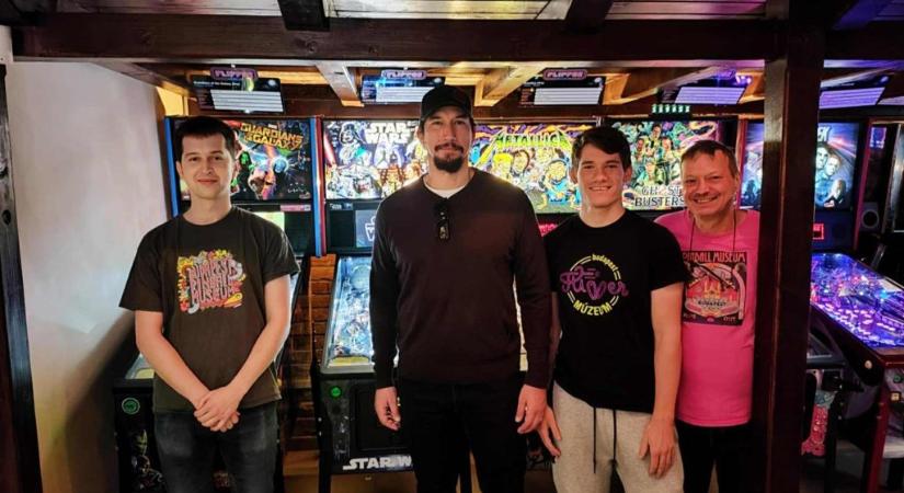 Budapesti flippergépek közt tűnt fel Adam Driver