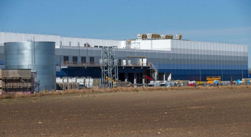 A végéhez közeledik a Lidl-szuperraktár építése, 400 új munkahellyel gazdagodik a dél-alföldi régió – fotók