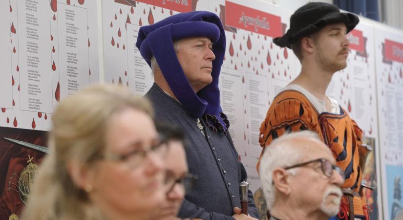 Történelmünk szívdobbanása: költői kiállítás nyílt Székesfehérváron (galéria)