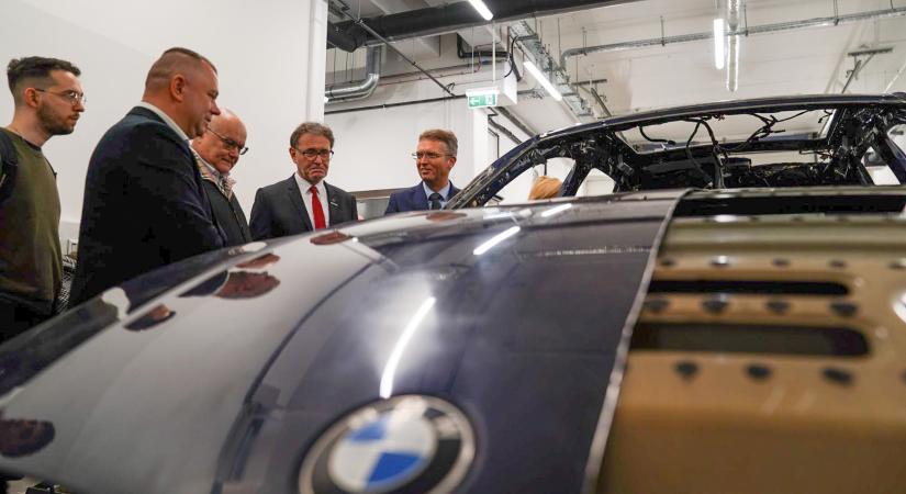 A BMW-vel közös járműlabor Debrecenben