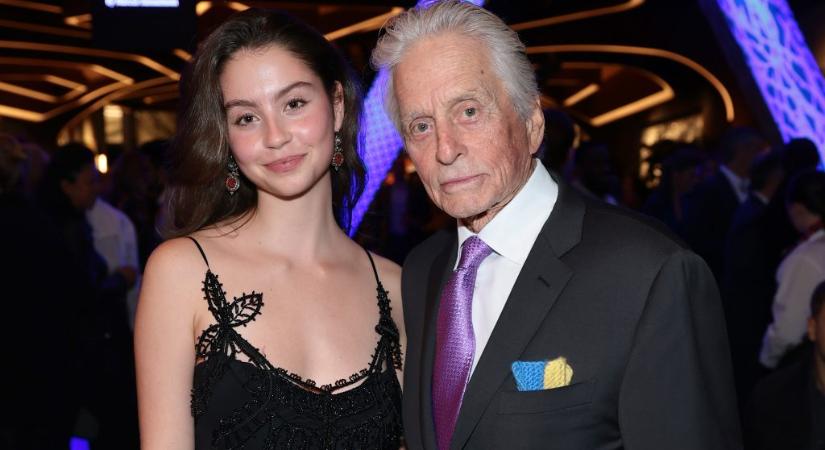Michael Douglas ismét kék-sárga díszzsebkendővel állt ki Ukrajna mellett