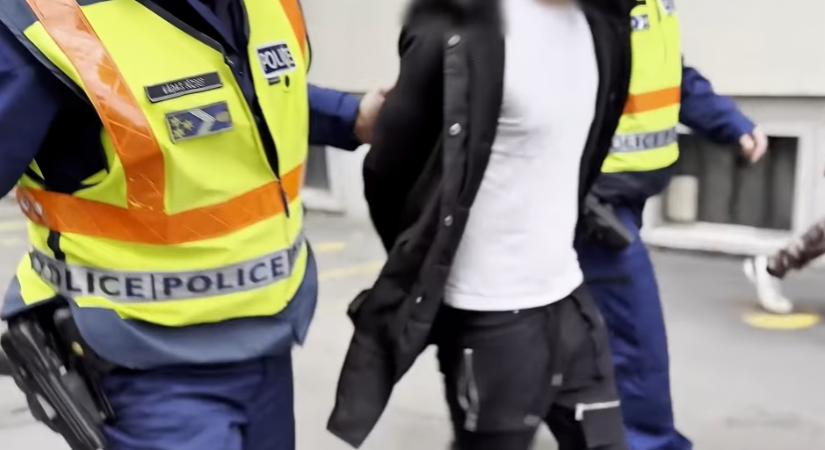 Letartóztatták azt a két fiatalt, akik halálra vertek egy 44 éves férfit a buszmegállóban