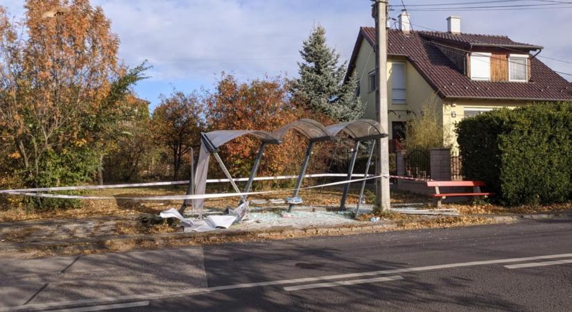 Most érkezett: hatalmas karambol a XVII. kerületben, buszmegállót zúzott le az egyik kocsi