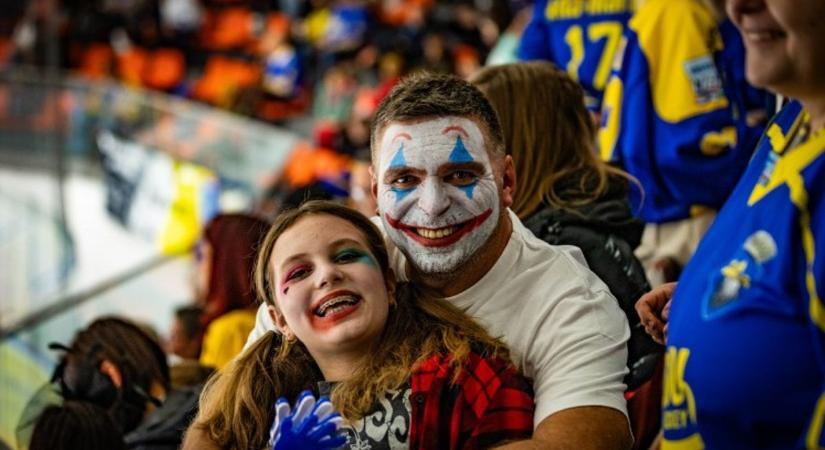 Jelmezben a lelátón