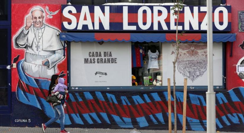 Ferenc pápa kedvenc focicsapatánál elhitték, hogy a cukorgolyó a láncfűrész ellen is megvéd