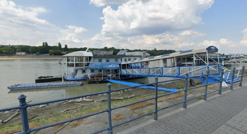Itt az év legmeglepőbb ingatlanhirdetése: új gazdát keres a pesti Duna-part úszóhajója