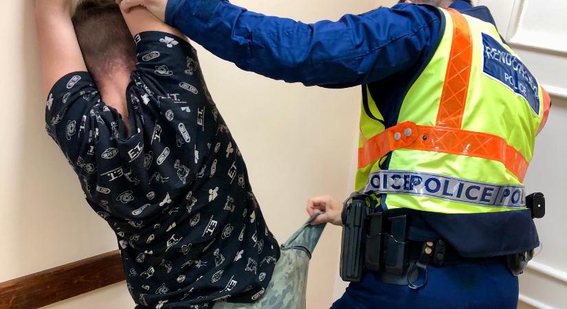 Hárman négy órán át erőszakoltak egy fiatal lányt Szegeden – egy nap alatt elfogták őket a rendőrök