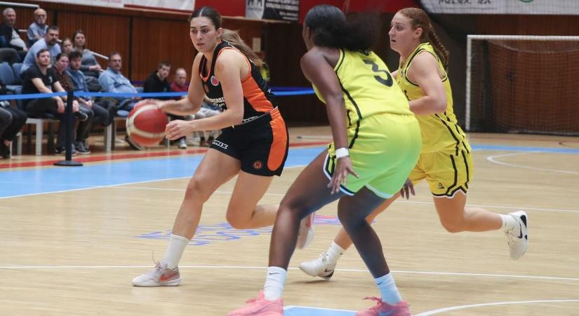 Beröffent a pécsi úthenger, s már a Szpari se Bódogtalan