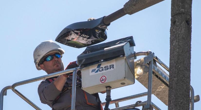 A lakók bosszankodnak: miért kapcsolják le a közvilágítást egyes utcákban éjjel?