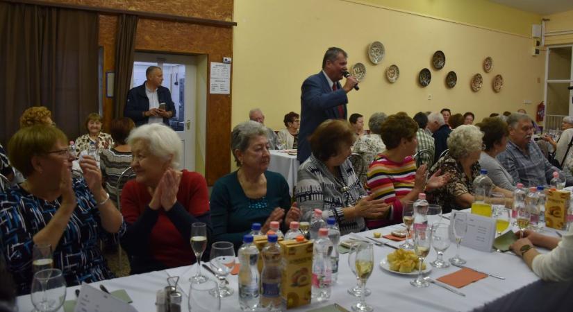 „Önök írták a kórház történetét” – ünnepi találkozó a karcagi nyugdíjasoknak – galériával