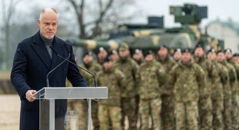 Szalay-Bobrovniczky Kristóf tárcájának el kell árulnia, hogy mennyiért adta át Szerbiának a magyar hadsereg harcjárműveit