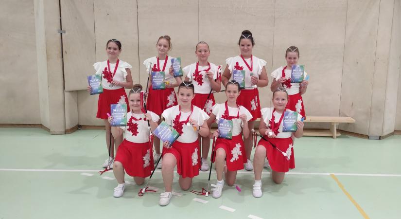 Ezüst minősítést szereztek a csolnoki mazsorettesek