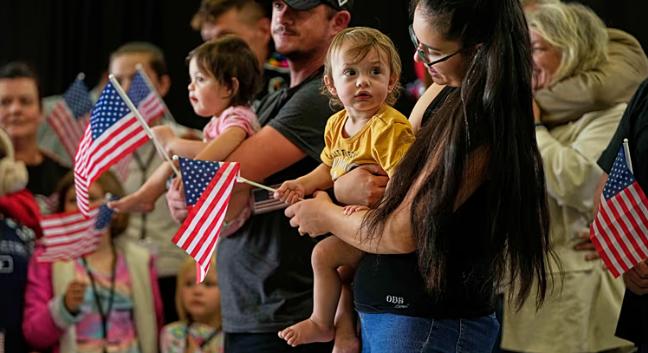 Trump korlátozza a menekültek befogadását, és a fehér dél-afrikaiakat részesíti előnyben