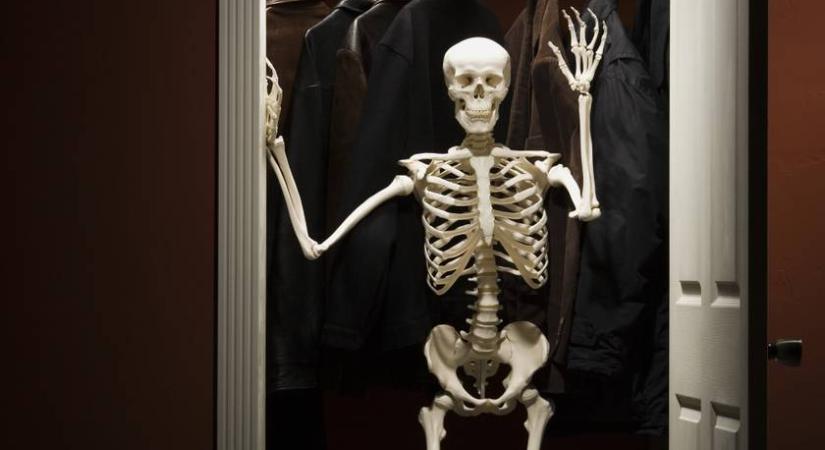 Mit jelent a "kihullik a csontváz a szekrényből" mondás? Meglepő a története